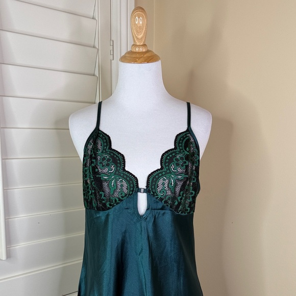 💚 Luxurious Green Lace Chemise - Picture 2 of 10
